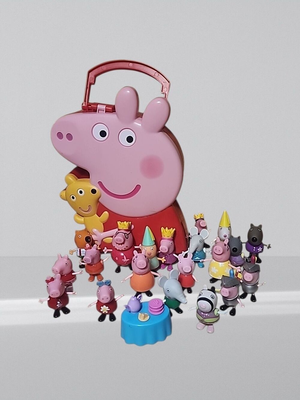 Lot of 20 Peppa Pig & Friends Toy Figures, 1 Accessories & Carry Case Jazwares